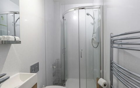 Ballinreich: Interior Design, Idraulico Fixture, Bagno, Pavimentazione, Parete, Pavimento, Lavello, Lavandino Del Bagno, Rubinetto, Camera