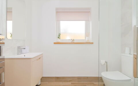 The Cottage: Pavimentazione, Interior Design, Bagno, Pavimento, Parete, Idraulico Fixture, Specchio, Soffitto, Rubinetto, Camera