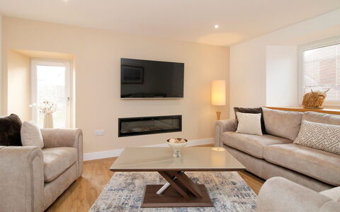 The Cottage: Mobilia, Divano, Interior Design, Pavimentazione, Legna, Soggiorno, Pavimento, Casa, Marrone
