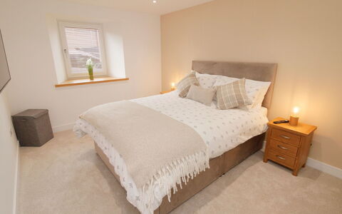The Cottage: Letto, Camera Da Letto, Mobilia, Interior Design, Pavimentazione, Legna, Pavimento, Bedding, Lenzuolo, Biancheria