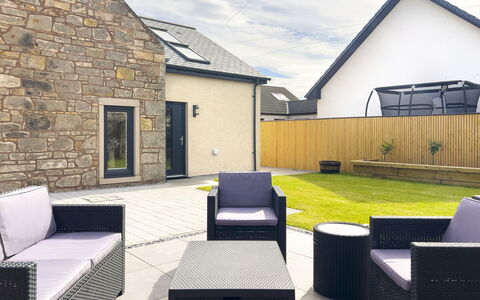 The Cottage: Casa, Pavimentazione, Mobilia, Pavimento, Porta, Villetta, Sedia, Soggiorno, Color Legno