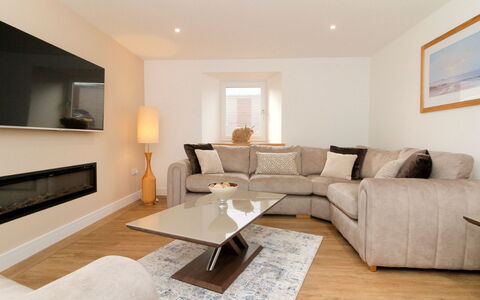 The Cottage: Mobilia, Interior Design, Divano, Legna, Pavimentazione, Pavimento, Soggiorno, Marrone, Soffitto, Casa