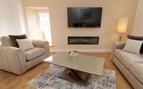 The Cottage: Mobilia, Divano, Pavimentazione, Interior Design, Pavimento, Soggiorno, Marrone, Camera, Casa