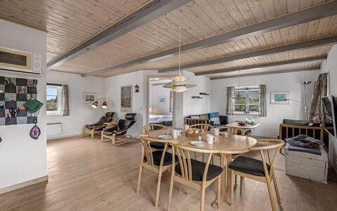 Hellevi - 500M to the Fjord: Interior Design, Pavimentazione, Legna, Soffitto, Pavimento, Mobilia, Pavimento In Legno, Sedia, Cucina & Sala Da Pranzo Tavolo, Casa