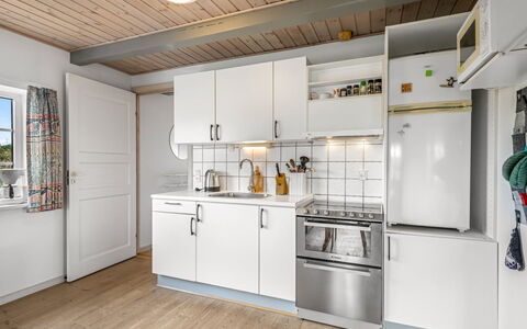 Hellevi - 500M to the Fjord: Cucina, Elettrodomestico Da Cucina, Controsoffitto, Apparecchio Major, Pavimentazione, Interior Design, Cabinetry, Legna, Pavimento, Mobilia