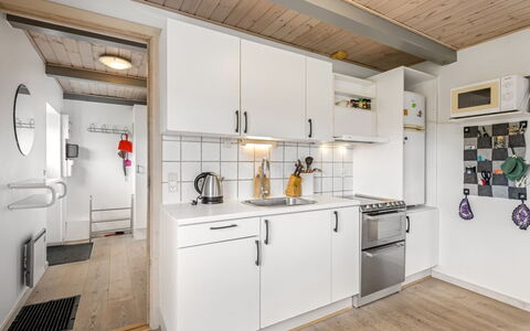 Hellevi - 500M to the Fjord: Cucina, Apparecchio Major, Legna, Elettrodomestico Da Cucina, Controsoffitto, Pavimentazione, Soffitto, Interior Design, Mobilia, Pavimento