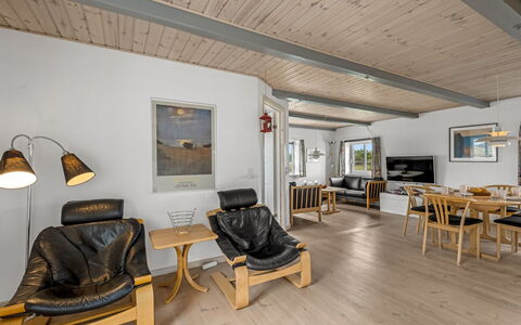 Hellevi - 500M to the Fjord: Legna, Mobilia, Interior Design, Soffitto, Pavimentazione, Pavimento, Pavimento In Legno, Camera, Sedia, Soggiorno