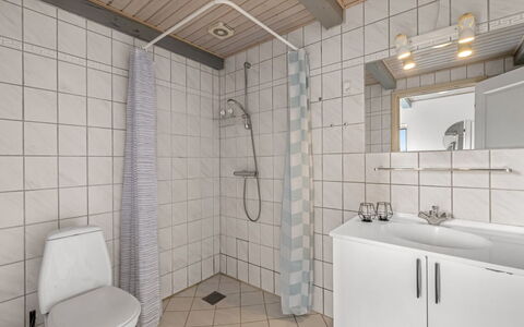 Hellevi - 500M to the Fjord: Pavimentazione, Idraulico Fixture, Pavimento, Interior Design, Bagno, Lavello, Soffitto, Idraulico, Lavandino Del Bagno, Camera