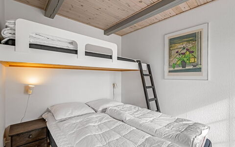 Hellevi - 500M to the Fjord: Letto, Camera Da Letto, Legna, Interior Design, Lenzuolo, Pavimentazione, Pavimento, Soffitto, Bedding, Mobilia