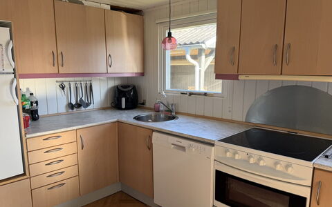 Rəzvan - from the Sea: Pavimentazione, Cucina, Legna, Controsoffitto, Elettrodomestico Da Cucina, Interior Design, Mobilia, Pavimento, Cabinetry, Apparecchio Major
