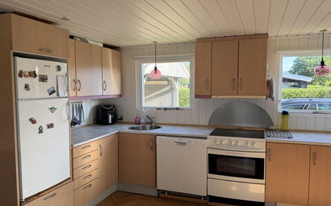 Rəzvan - from the Sea: Cucina, Elettrodomestico Da Cucina, Controsoffitto, Pavimentazione, Legna, Mobilia, Interior Design, Cabinetry, Apparecchio Major, Pavimento