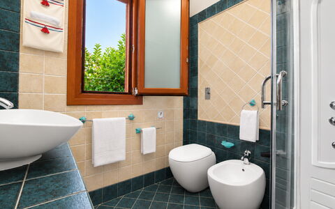 Villa Cristiana: Idraulico Fixture, Bagno, Pavimentazione, Interior Design, Gabinetto, Lavello, Pavimento, Rubinetto, Lavandino Del Bagno, Toilet Seat