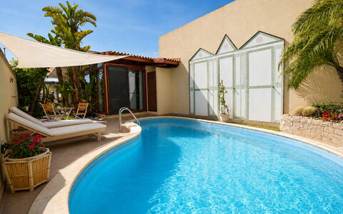 Villa Cristiana: Piscina, Mobilia, Mobili Da Esterno, Ricorrere, Tempo Libero, Eco Hotel, Materiale Composito, Shade, Ombrello, Vaso Di Fiori