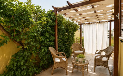 Villa Cristiana: Legna, Mobilia, Mobili Da Esterno, Shade, Giardino, Backyard, Sedia, Color Legno, Tavolo Esterno, Struttura Esterna