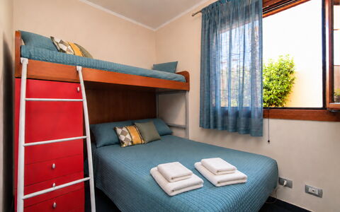 Villa Cristiana: Camera Da Letto, Letto, Legna, Lenzuolo, Mobilia, Bedding, Interior Design, Pavimento, Telaio Del Letto, Camera