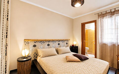 Villa Cristiana: Letto, Mobilia, Interior Design, Bedding, Camera Da Letto, Pavimento, Lenzuolo, Parete, Pavimentazione, Camera