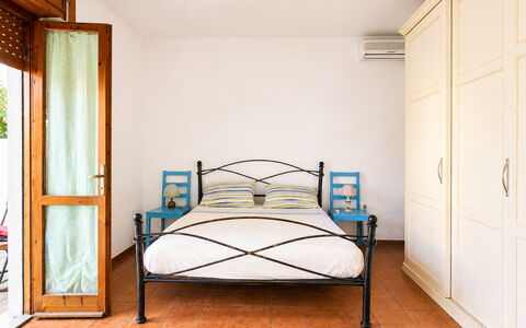 Casa Bianca, Budoni: Mobilia, Letto, Camera Da Letto, Interior Design, Pavimentazione, Legna, Pavimento, Bedding, Lenzuolo, Camera
