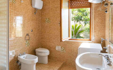 Casa Bianca, Budoni: Idraulico Fixture, Toilet Seat, Bagno, Lavello, Lavandino Del Bagno, Gabinetto, Pavimentazione, Interior Design, Pavimento, Rubinetto