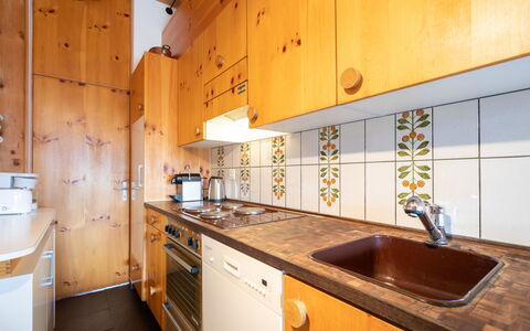 Casa Pleun: Legna, Cucina, Pavimentazione, Controsoffitto, Pavimento, Interior Design, Lavello, Apparecchio Major, Cabinetry, Rubinetto