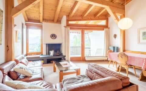 Casa Pleun: Legna, Interior Design, Soffitto, Mobilia, Pavimentazione, Camera, Casa, Pavimento, Soggiorno, Latifoglie