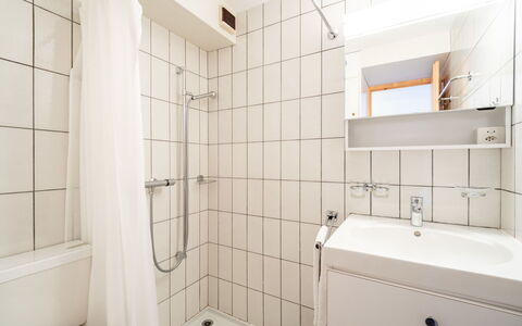 Casa Pleun: Interior Design, Parete, Idraulico Fixture, Pavimentazione, Pavimento, Bagno, Lavello, Lavandino Del Bagno, Camera, Rubinetto