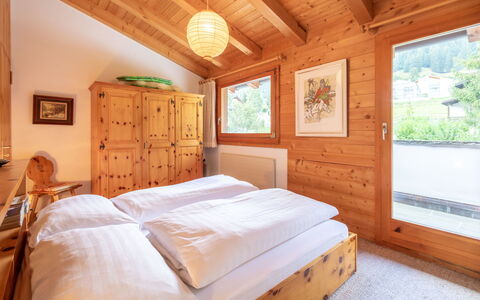 Casa Pleun: Legna, Interior Design, Camera Da Letto, Mobilia, Letto, Soffitto, Casa, Lenzuolo, Bedding, Telaio Del Letto