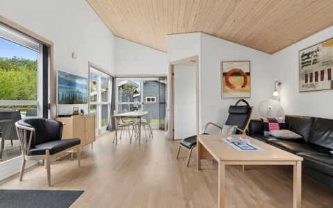 Sannie - 2.8Km from the Sea: Legna, Pavimentazione, Interior Design, Soffitto, Pavimento In Legno, Pavimento, Mobilia, Soggiorno, Casa, Camera