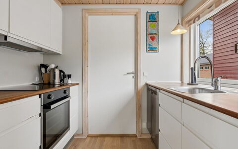 Sannie - 2.8Km from the Sea: Pavimentazione, Legna, Interior Design, Controsoffitto, Pavimento, Cucina, Pavimento In Legno, Idraulico Fixture, Apparecchio Major, Soffitto