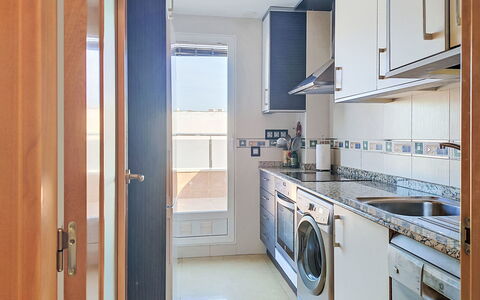 Marina Azul: Pavimento, Pavimentazione, Appartamento, Apparecchio Major, Color Legno, Pavimento In Legno, Latifoglie, Cucina, Elettrodomestico Da Cucina, Cabinetry
