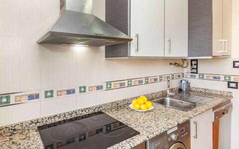 Marina Azul: Cucina, Controsoffitto, Elettrodomestico Da Cucina, Apparecchio Major, Pavimentazione, Interior Design, Cucina Stufa, Pavimento, Stufa, Piastrella