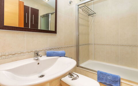 Marina Azul: Idraulico Fixture, Pavimentazione, Bagno, Interior Design, Pavimento, Lavello, Lavandino Del Bagno, Specchio, Rubinetto, Idraulico