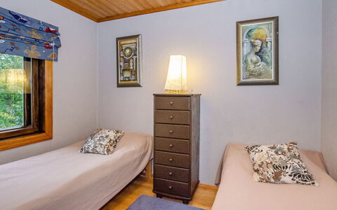Kolin Kuningas: Letto, Camera Da Letto, Interior Design, Mobilia, Pavimento, Lenzuolo, Pavimentazione, Bedding, Legna, Camera