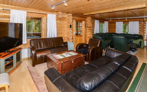 Kolin Kuningatar: Legna, Mobilia, Soffitto, Interior Design, Casa, Divano, Pavimento, Villetta, Camera, Soggiorno