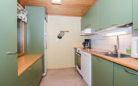 Kolin Kuningatar: Legna, Interior Design, Pavimentazione, Cucina, Pavimento, Controsoffitto, Cabinetry, Soffitto, Mobilia, Color Legno