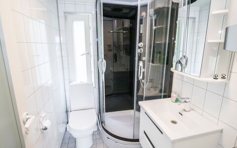 Tuuliranta: Idraulico Fixture, Interior Design, Bagno, Lavandino Del Bagno, Pavimento, Lavello, Idraulico, Pavimentazione, Camera, Specchio