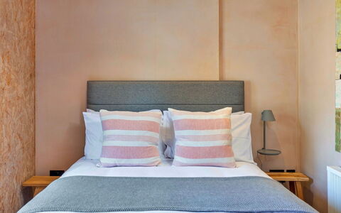 Bognor Regis 602: Camera Da Letto, Legna, Mobilia, Lenzuolo, Biancheria, Interior Design, Bedding, Letto, Pavimento, Tessile