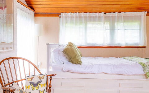 Hollybush Studio: Mobilia, Interior Design, Parete, Pavimento, Pavimentazione, Legna, Camera Da Letto, Letto, Camera, Biancheria