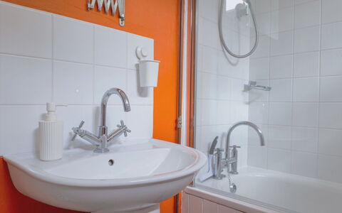 Hollybush Studio: Lavandino Del Bagno, Idraulico Fixture, Lavello, Parete, Bagno, Interior Design, Rubinetto, Pavimentazione, Pavimento, Idraulico
