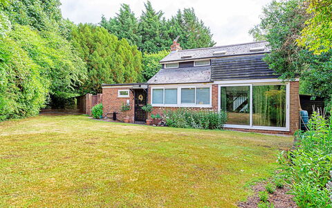 Hollybush Studio: Erba, Casa, Casa, Arbusto, Tetto, Villetta, Zona Residenziale, Giardino, Estate, Agriturismo