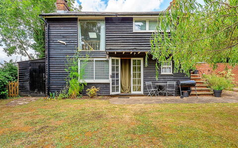 Hollybush Studio: Casa, Casa, Arbusto, Villetta, Porta, Raccordo, Giardino, Groundcover, Prato