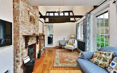 The Old Barn, Hadlow: Mobilia, Parete, Interior Design, Legna, Soffitto, Pavimentazione, Illuminazione, Pavimento, Casa, Soggiorno