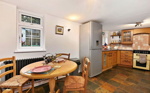 The Old Barn, Hadlow: Mobilia, Pavimentazione, Interior Design, Legna, Cabinetry, Pavimento, Cucina, Controsoffitto, Soffitto, Camera