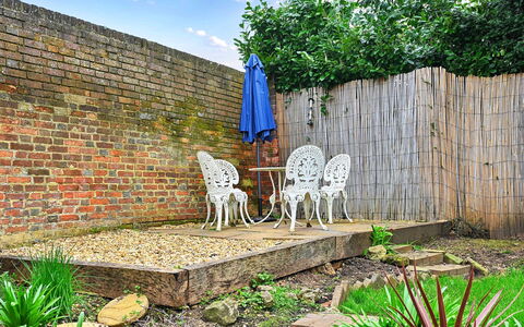 The Old Barn, Hadlow: Giardino, Arbusto, Brick, Backyard, Mobili Da Esterno, Groundcover, Flagstone, Muratura, Cortile, Landscaping
