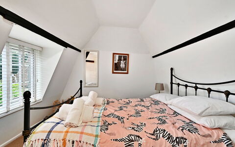 The Old Barn, Hadlow: Letto, Mobilia, Camera Da Letto, Interior Design, Parete, Bedding, Legna, Lenzuolo, Biancheria, Tessile