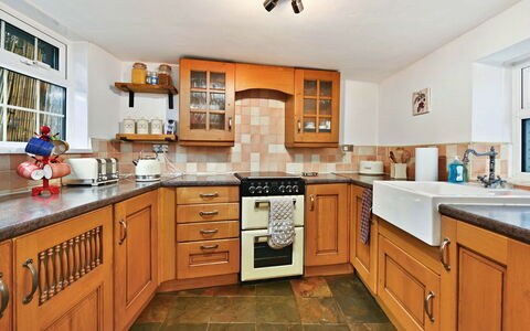 The Old Barn, Hadlow: Cucina, Controsoffitto, Cabinetry, Mobilia, Elettrodomestico Da Cucina, Interior Design, Pavimentazione, Apparecchio Major, Legna, Cassetto