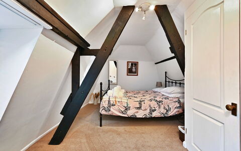 The Old Barn, Hadlow: Pavimentazione, Parete, Pavimento, Interior Design, Legna, Soffitto, Camera Da Letto, Camera, Mobilia, Letto
