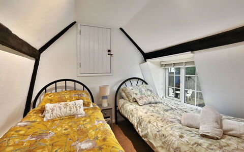The Old Barn, Hadlow: Legna, Mobilia, Casa, Camera Da Letto, Interior Design, Pavimento, Letto, Bedding, Soffitto, Telaio Del Letto