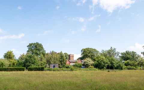 The Old Schoolhouse at Penrhos: Cielo, Giorno, Verde, Albero, Erba, Natura, Ambiente Naturale, Foglia, Vegetazione