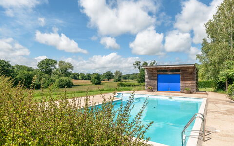 The Old Schoolhouse at Penrhos: Blu, Piscina, Giardino, Shade, Landscaping, Agriturismo, Parco, Backyard, Edifici Giardino