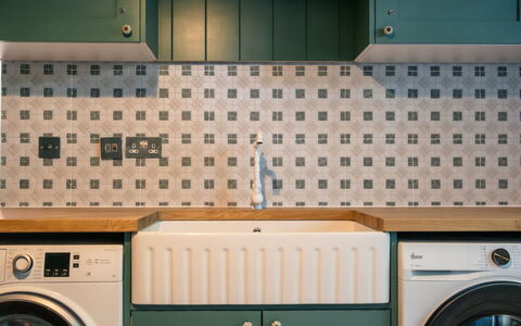 The Old Schoolhouse at Penrhos: Interior Design, Cucina, Piastrella, Cabinetry, Controsoffitto, Color Legno, Design, Ceramica, Apparecchio Major, Dipingere
